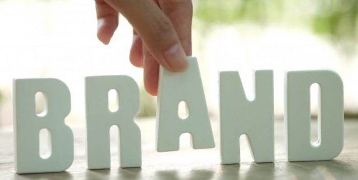 Unas letras tridimensionales que forman la palabra BRAND