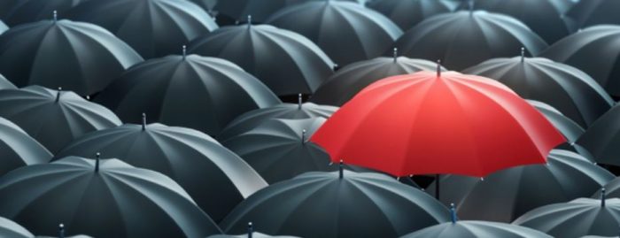 Un paraguas rojo entre muchos negros